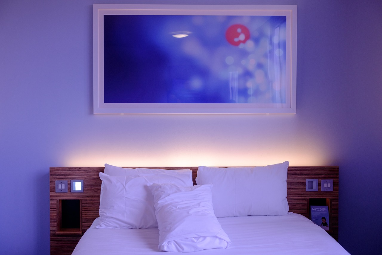 Eenvoudige witte slaapkamer met minimalistisch decor.