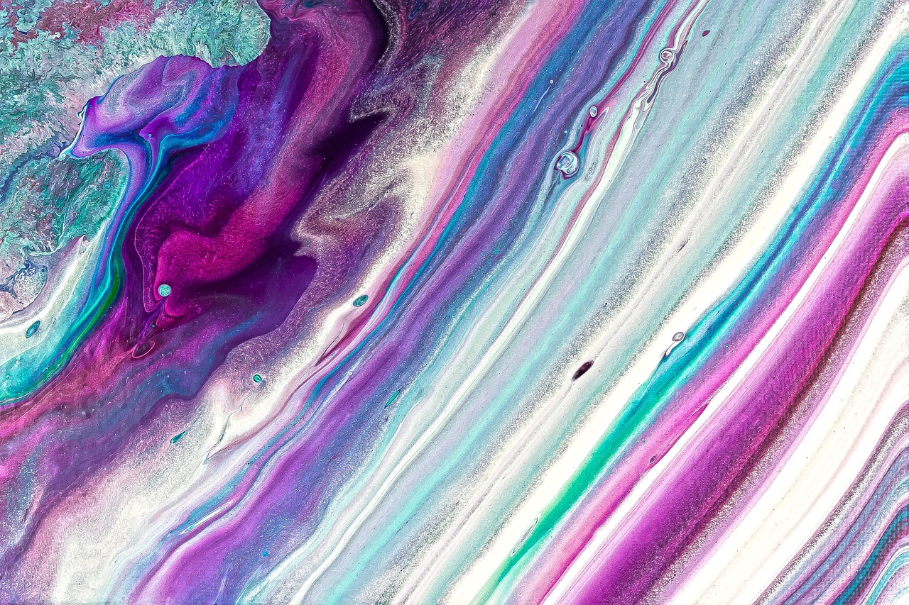 Heldere acrylglas panelen met kunstzinnig patroon.