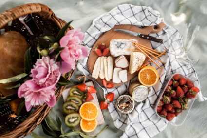 De perfecte zomeravond picknick: tips voor een stijlvolle setting
