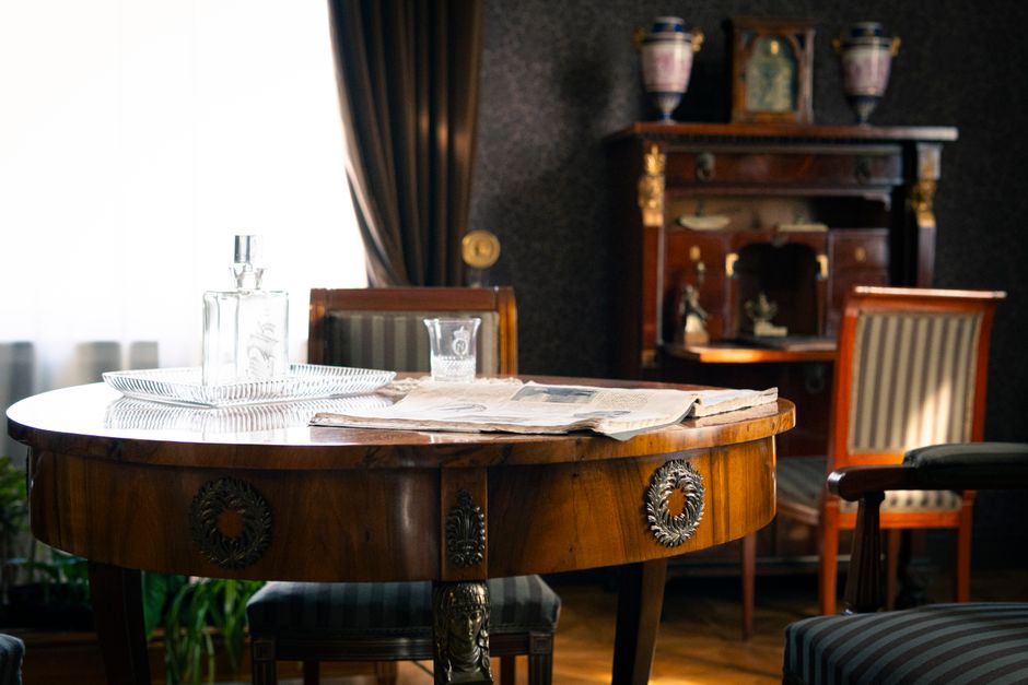 Klassieke kroonluchter in modern interieur