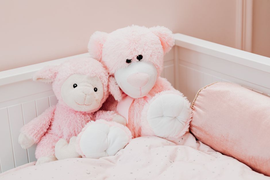 Kinderslaapkamer met pastelkleuren en houten meubels. Kinderslaapkamer met pastelkleuren en houten meubels.