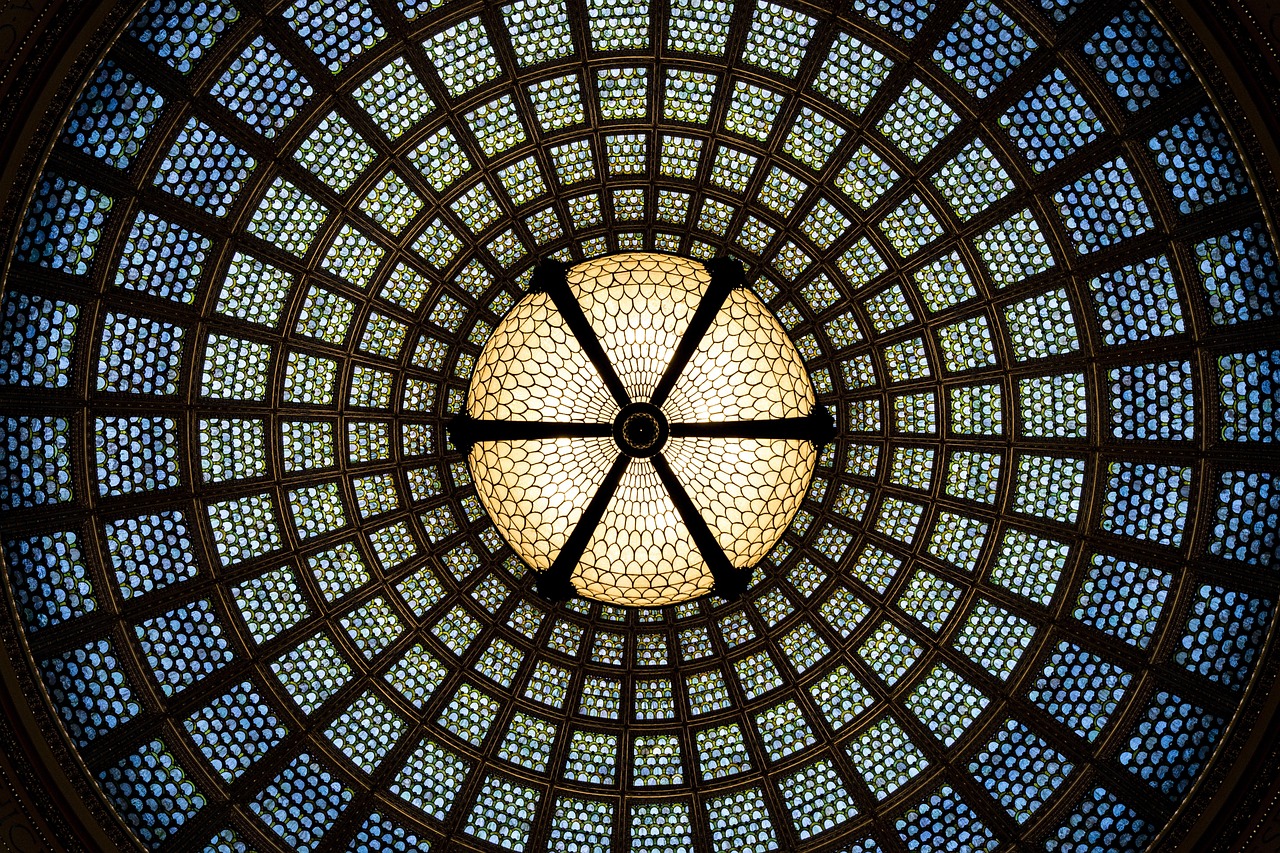 Stijlvolle ramenglazen verlichten interieur met kunst. Stijlvolle ramenglazen verlichten interieur met kunst.