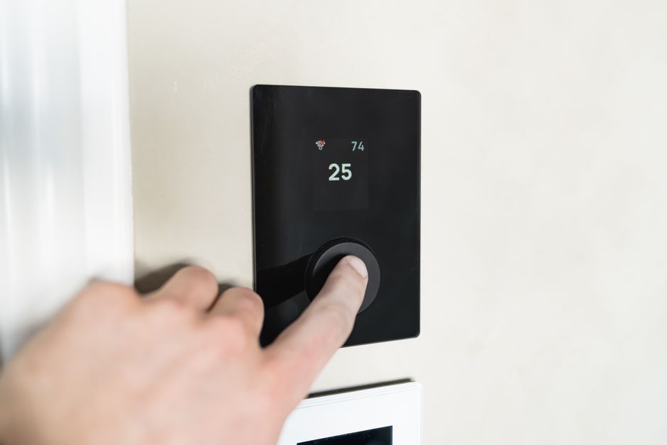 Slim thermostaat toont energieverbruik op zonnige dag. Slim thermostaat toont energieverbruik op zonnige dag.