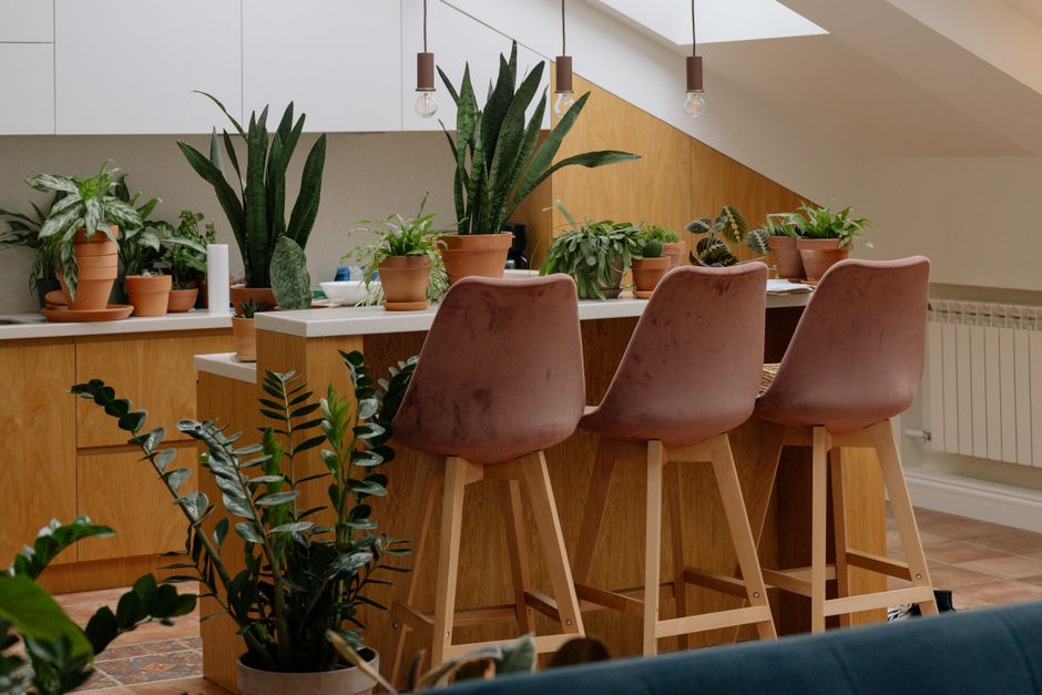 Zongevulde kamer met natuurlijke materialen en texturen. Zongevulde kamer met natuurlijke materialen en texturen.