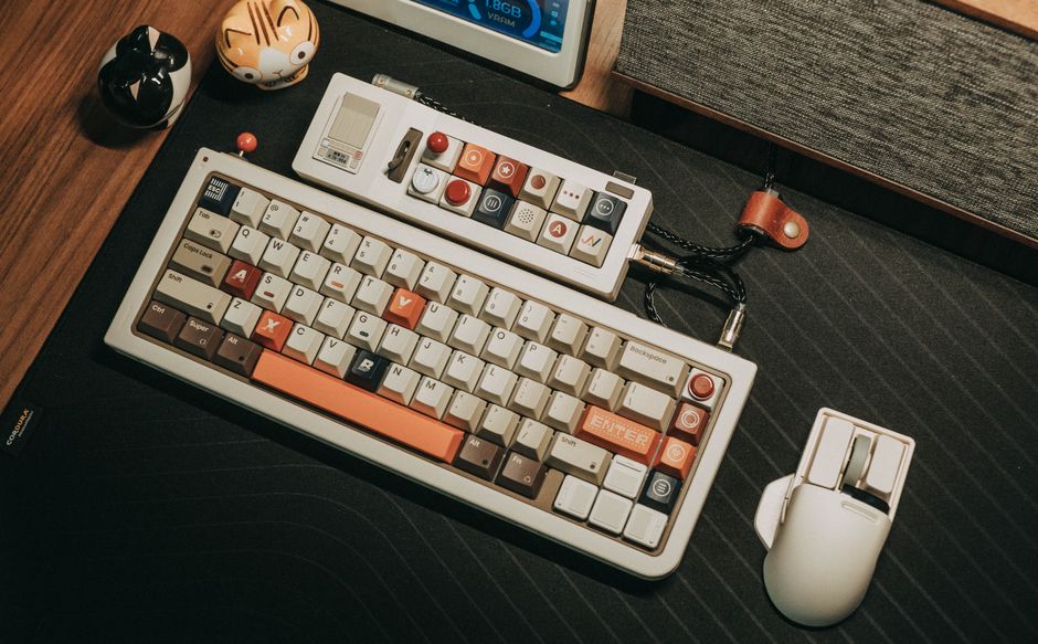 Retro gaming consoles op houten plank in woonkamer. Retro gaming consoles op houten plank in woonkamer.