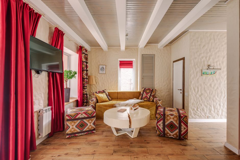 Slaapkamer met kalmerende saffraantint-accenten.