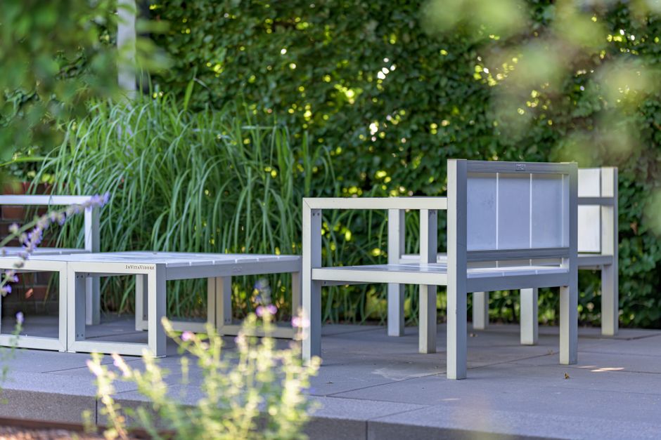 Modulaire tuinmeubels in zonovergoten tuin. Modulaire tuinmeubels in zonovergoten tuin.