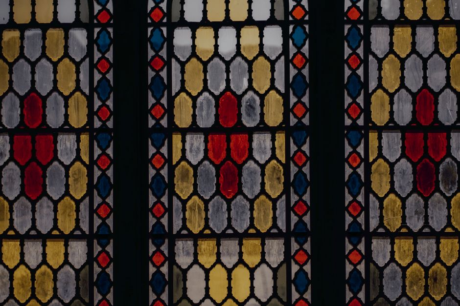 Oker raamsticker detail in glas-in-lood design.