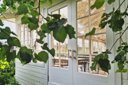 Summerhouse transformation: van opslag tot luxe retreat