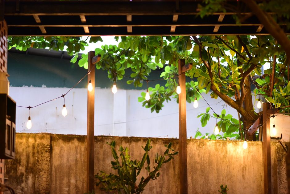 Veranda met warm, energiezuinig licht en planten.
