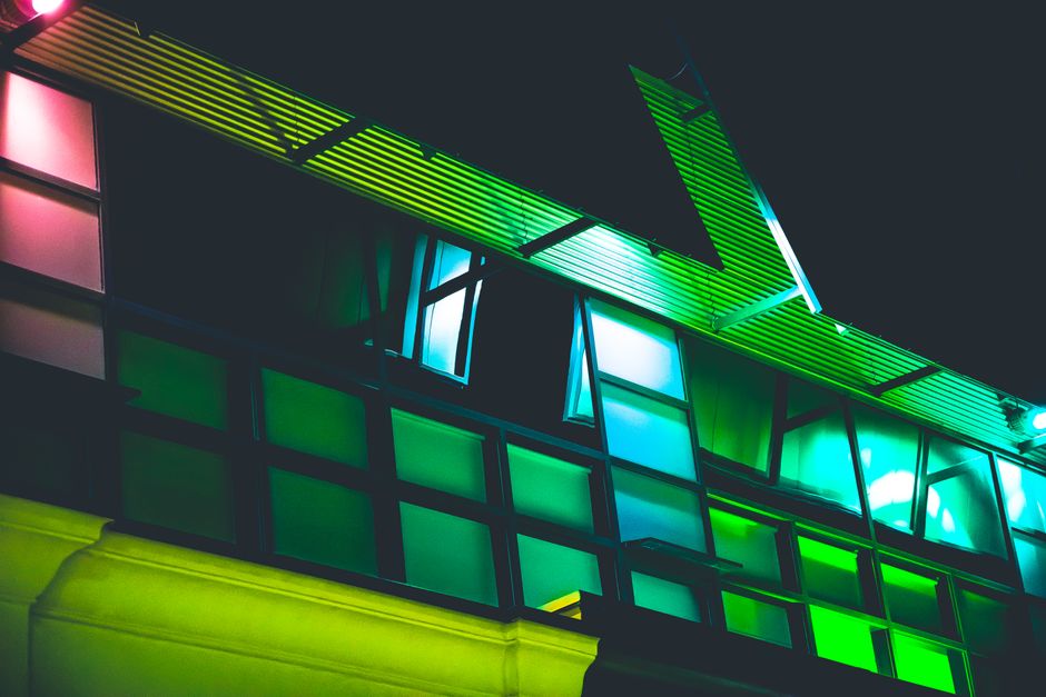 Vergelijking glas en plexiglas naast elkaar. Vergelijking glas en plexiglas naast elkaar.
