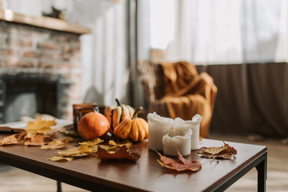 Warme, kleurrijke herfstkussens op een trendy bank.