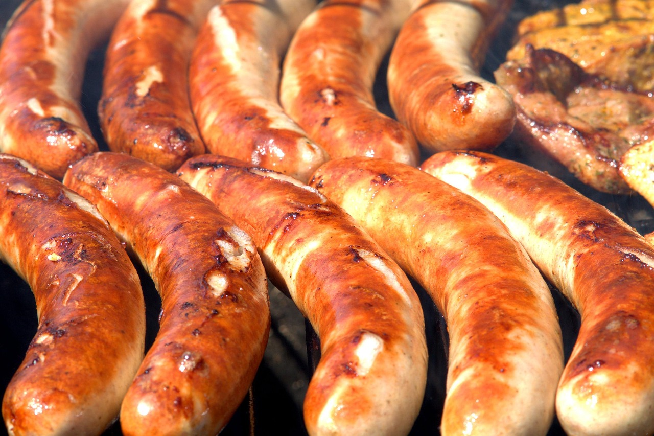Vlees- en groentespiesen op een hete grill. Vlees- en groentespiesen op een hete grill.