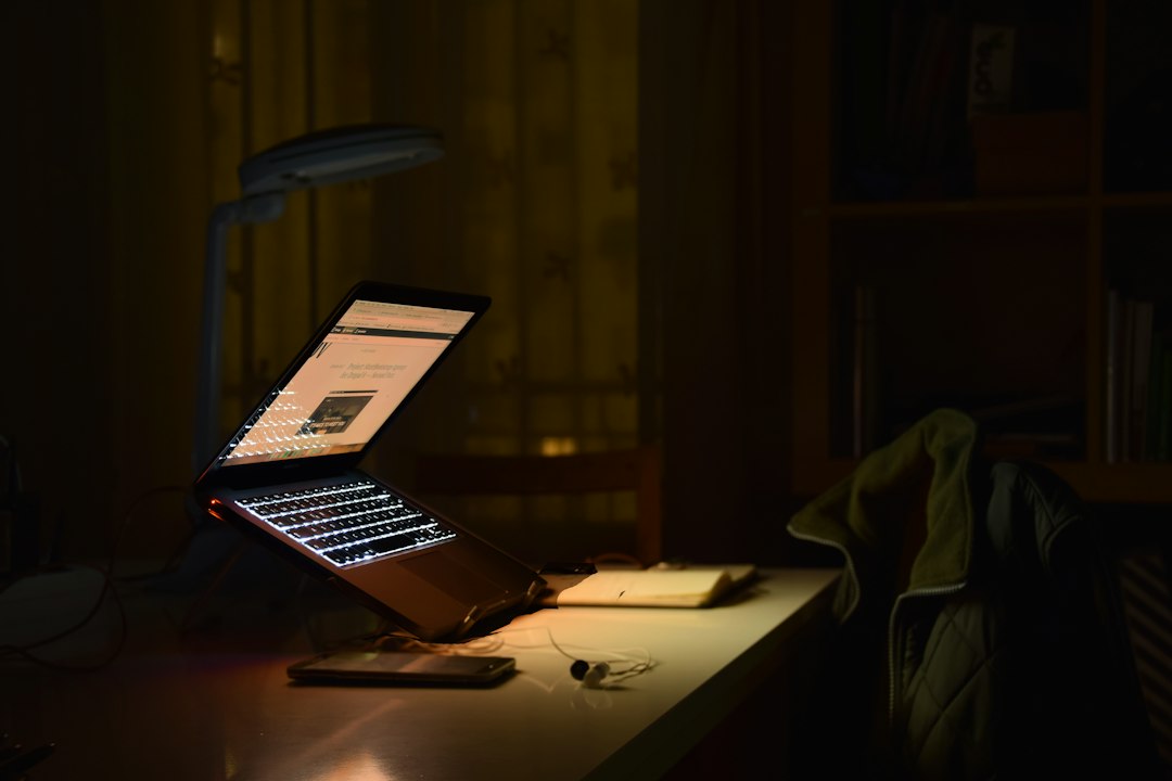 LED-leeslampje verlicht herfstige leeshoek. LED-leeslampje verlicht herfstige leeshoek.