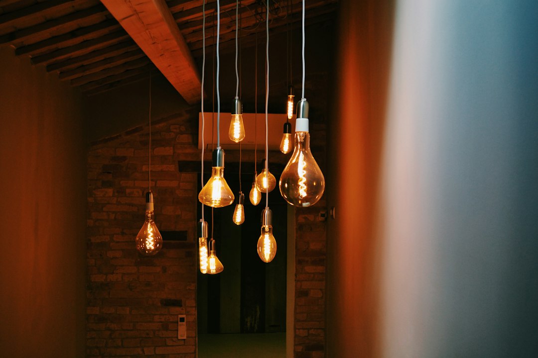 Smart bulbs verlichten knusse woonkamer met herfstdecor. Smart bulbs verlichten knusse woonkamer met herfstdecor.