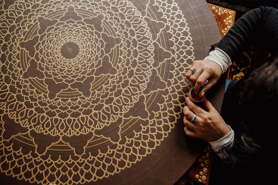 Tafelkleed met mandala motief en herfstblad.